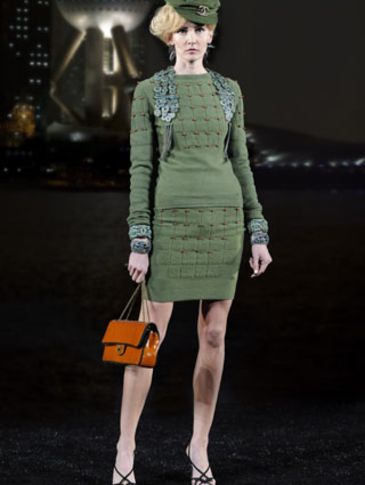 von Chanel, Pullover und Rock mit Perlen, 3330 Euro, Kohlmarkt 5, 1010 Wien