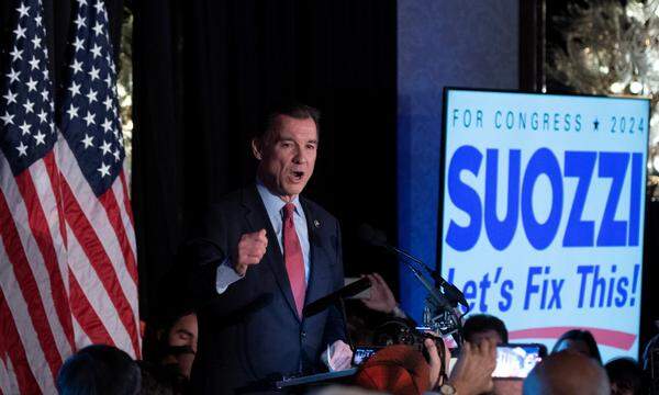 Der demokratische Kandidat für den dritten Bezirk von New York, Tom Suozzi, hält seine Siegesrede während seiner Wahlnachtparty nach einer Sonderwahl. 