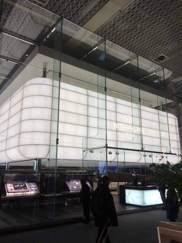 Den leuchtenden Glaspavillon von Patek Philippe hat der Mailänder Architekt Ottavio Di Blasi entworfen. Wenn wir schon vor Ort sind. Sehenswertes muss man in Basel nicht lange suchen: Basler Läckerli – aus Beton, Glas und Sandstein.