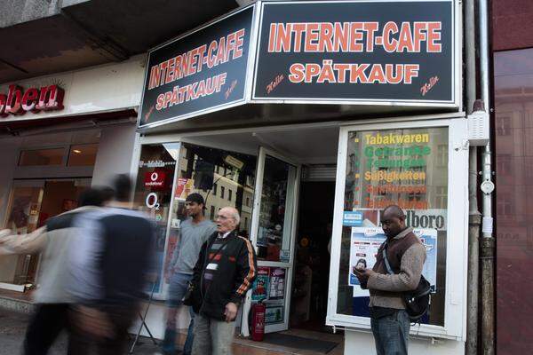 In diesem Internetcafe im Berliner Stadtteil Neukölln soll er sich gerade die aktuellsten Nachrichten über seine Flucht angesehen haben. Sein Pech war, dass auch der Besitzer des Cafés, Kadir Anlyisli, ein aufmerksamer Leser aktueller Meldungen ist. "Ich lese viel, deshalb habe ich ihn erkannt", sagte Anlayisli der Nachrichtenagentur dpa. Der Fremde habe auf Französisch nach einem Internetzugang gefragt.