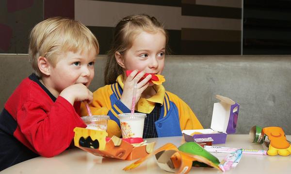 Geliebt und viel kritisiert: Mit dem Happy Meal inklusive Geschenk kommen Kinder auf den Geschmack von McDonald‘s. 