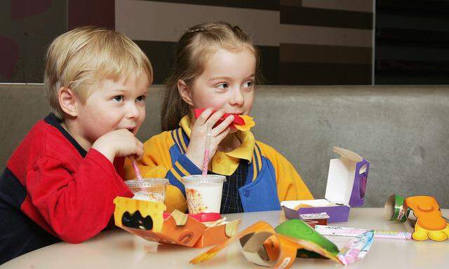 Geliebt und viel kritisiert: Mit dem Happy Meal inklusive Geschenk kommen Kinder auf den Geschmack von McDonald‘s. 