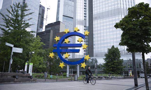 Im Richtungsstreit in der EZB (im Bild ihr Hauptquartier in Frankfurt) haben sich neuerlich die Falken durchgesetzt.