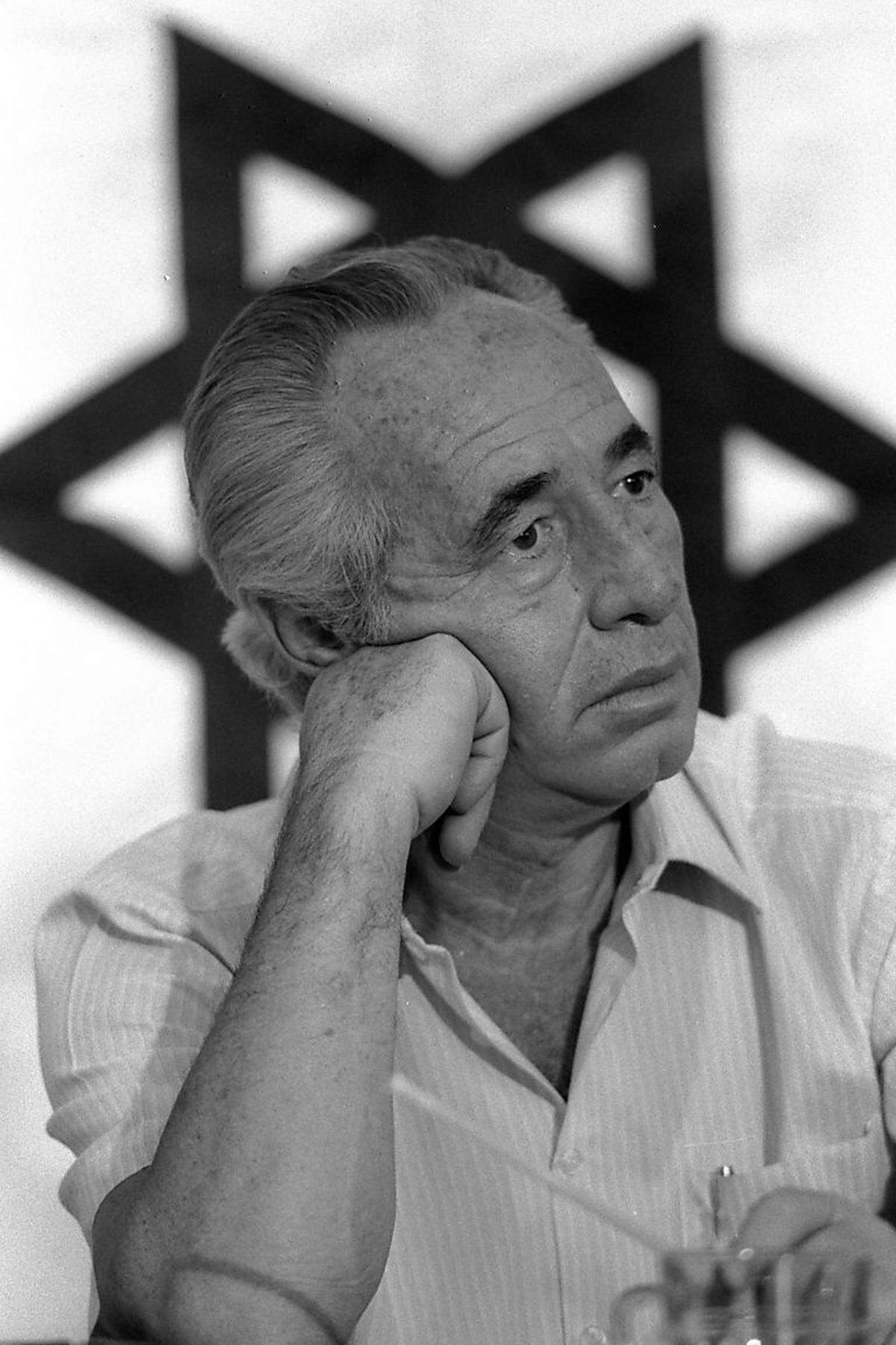 Shimon Peres wurde am 2. August 1923 in Wiszniewo (damals Polen, heute Weißrussland) geboren, als Sohn eines Holzhändlers. Die Familie wanderte bereits 1934 nach Israel aus. Schon bald wurde der junge Shimon politisch aktiv, schloss sich bereits mit 16 der Arbeiterbewegung an.