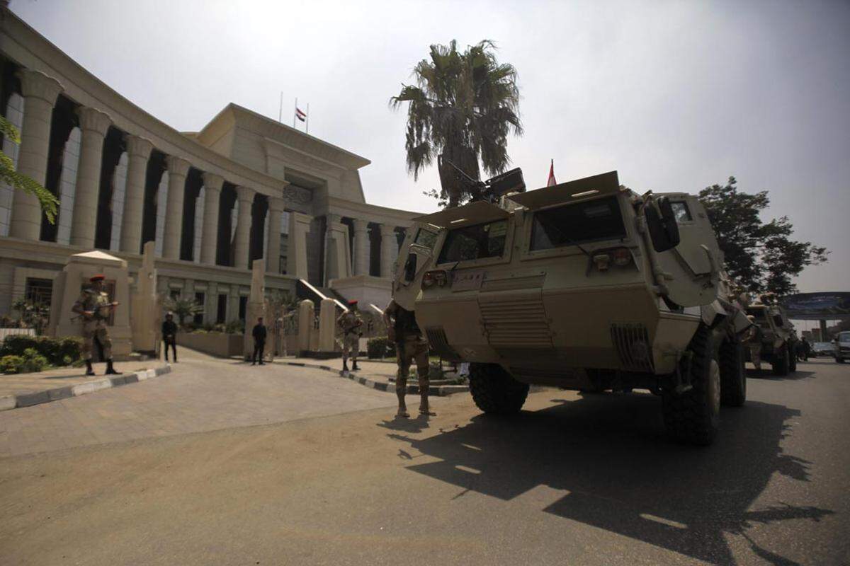 Die Armee riegelt auch den Verfassungsgerichtshof ab. Denn dort wird der neue Interimspräsident Adli Mansour vereidigt.
