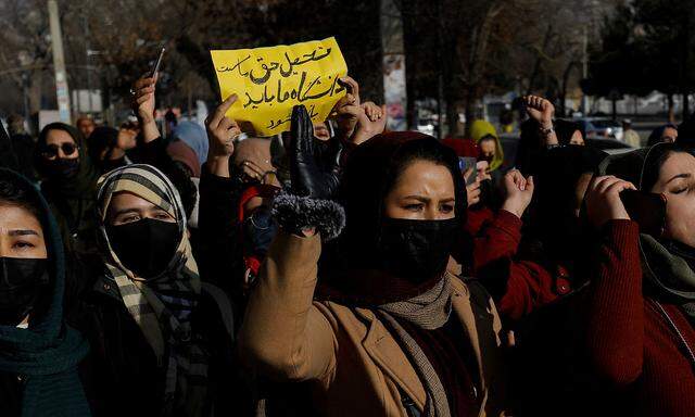 Demonstration gegen Taliban-Dekret. Frauen protestieren in Afghanistans Hauptstadt, weil sie nicht mehr studieren dürfen. 
