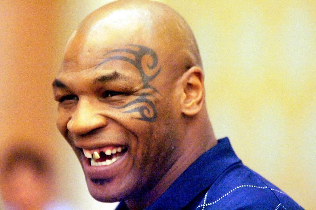 Heuer war sogar Mike Tyson in Schmäh-Stimmung. Der 46-jährige Box-Champion vermeldete auf Twitter: "Bin heute beim Arzt. Lasse das Tattoo in meinem Gesicht entfernen. Es wird wehtun." Das Hashtag #GoodByeMikeTysonTattoo schickte er gleich hinterher.