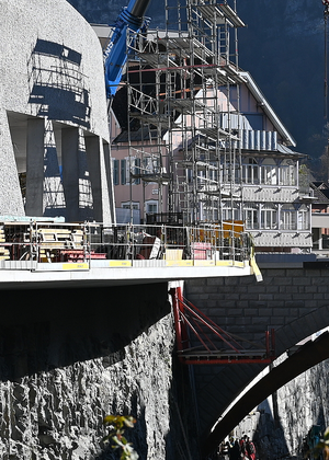 Neue Galerie mit Radlersteg, mittig die Heilig-Kreuz-Brücke über die Ill, dahinter die Altstadt mit Schattenburg: Feldkircher Hochwasserschutzprojekt im Bau.