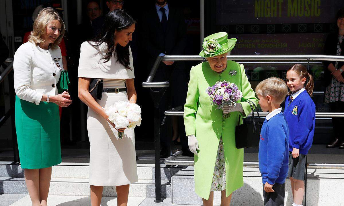 Eine große Ehre für den Neuankömmling in der Königsfamilie: Nur wenige Wochen nach ihrer Hochzeit ging es für einen Solo-Termin mit Queen Elizabeth II. nach Cheshire - eine Premiere für Meghan. Welche Bedeutung der Tag mit dem Oberhaupt der britischen Krone für Meghan hatte, unterstrich die Herzogin in einem hellen Cape-Kleid.