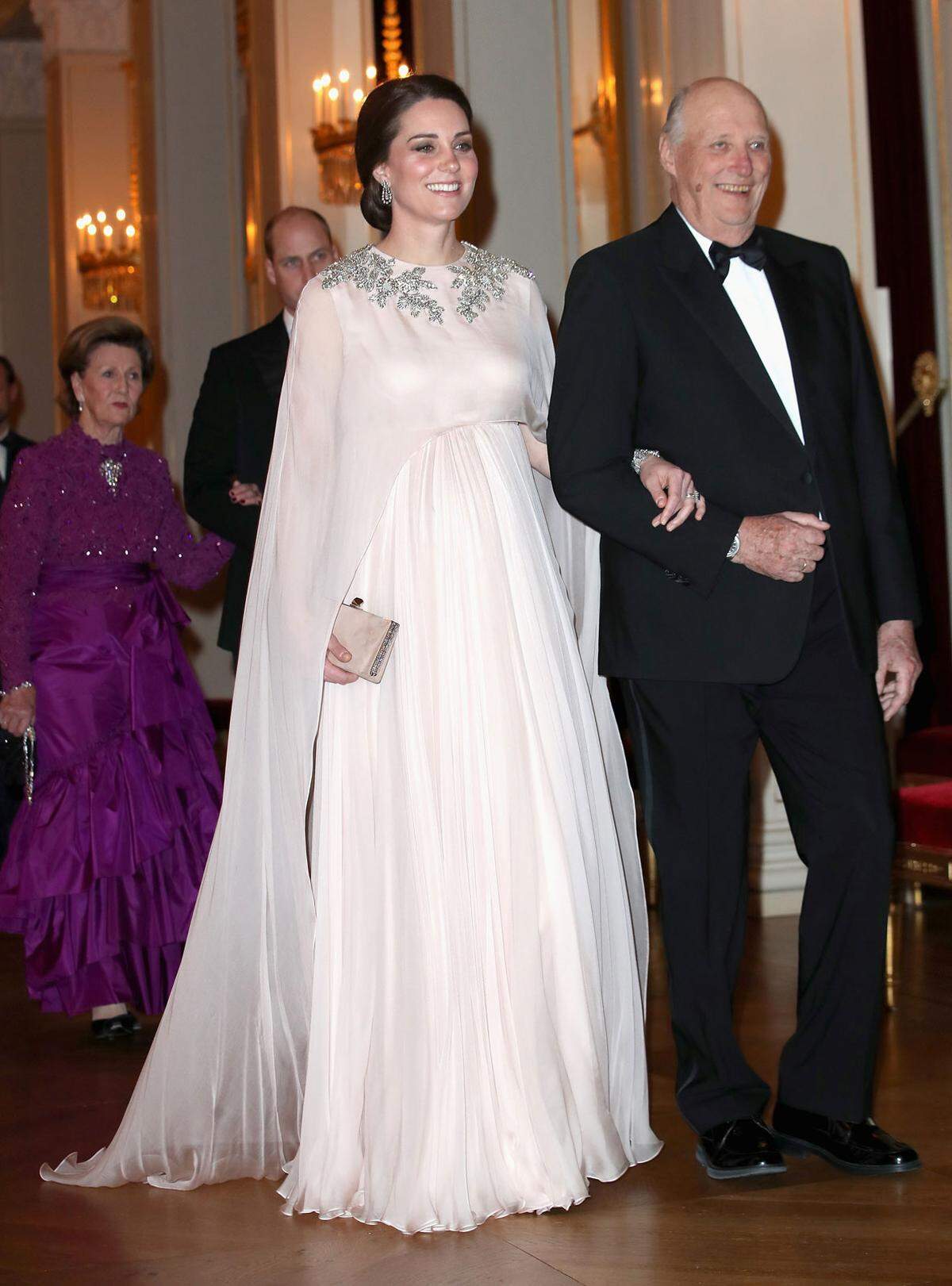 Deutlichen Applaus gab es für dieses große Kleid von Alexander McQueen, mit dem die Herzogin bei einer Gala im norwegischen Königspalast allen die Show stahl.