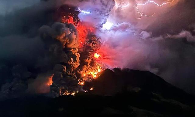 Dieses vom „Center for Volcanology and Geological Hazard Mitigation“ am 17. April 2024 veröffentlichte Foto zeigt den Berg Ruang, der von Sitaro in Nordsulawesi aus heiße Lava und Rauch spuckt. 