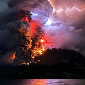 Dieses vom „Center for Volcanology and Geological Hazard Mitigation“ am 17. April 2024 veröffentlichte Foto zeigt den Berg Ruang, der von Sitaro in Nordsulawesi aus heiße Lava und Rauch spuckt. 