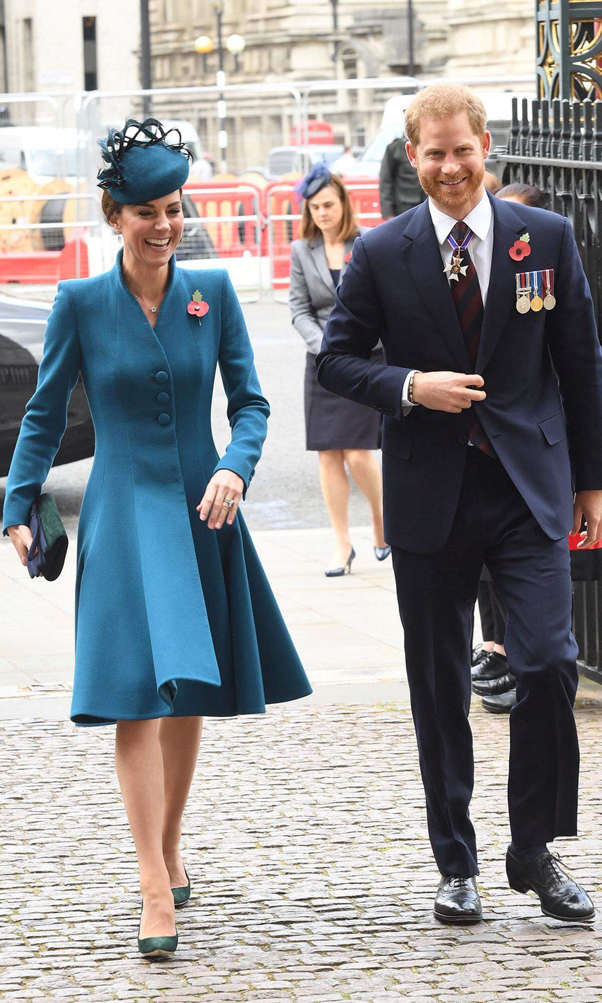 Ein ungewohntes Bild: Nein, damit meinen wir nicht das Outfit der Herzogin, denn Mantelkleider (hier ein Modell von Catherine Walker) sind wir an Kate mehr als gewohnt. Vielmehr ihre Begleitung: Anlässlich des ANZAC Day schreitet sie in Wildleder-Pumps und Tasche von Emmy London gemeinsam mit Schwager Prinz Harry zum Gottesdienst in die Westminster Abbey. Die jeweiligen Ehepartner sind anderweitig beschäftigt (Prinz William weilt auf Dienstreise in Neuseeland, Herzogin Meghan zählt die Stunden bis zur Geburt). Gut lachen haben die beiden dennoch. Gut steht Kate auch ihr Fascinator von Rosie Olivia Millinery und der Schmuck von Kiki McDonough.