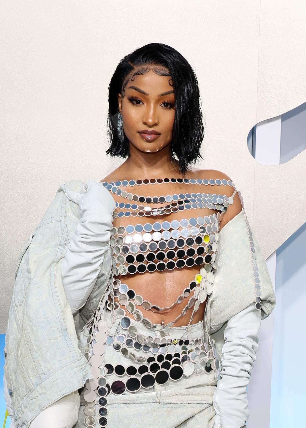 Shenseea in einem Look von Marc Jacobs bei den VMAs.