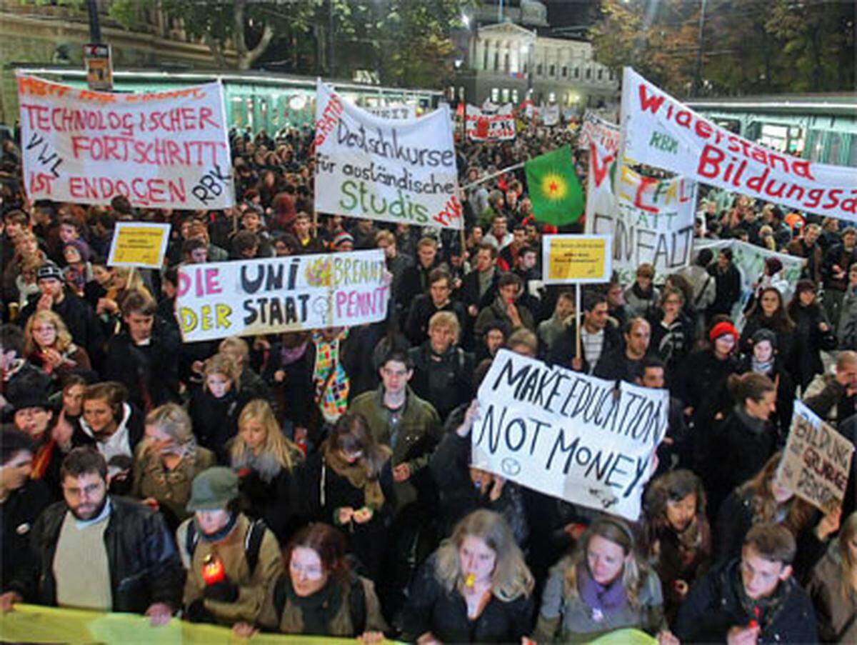Laut Polizei demonstrierten etwa 10.000 Menschen gegen die Studienbedingungen in Österreich. Die Organisatoren sprechen von 50.000.