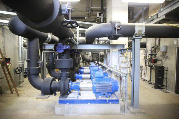 Die Kühlwasserpumpen mit den Wasserleitungen im Rückkühlwerk der Fernkältezentrale Hauptbahnhof.