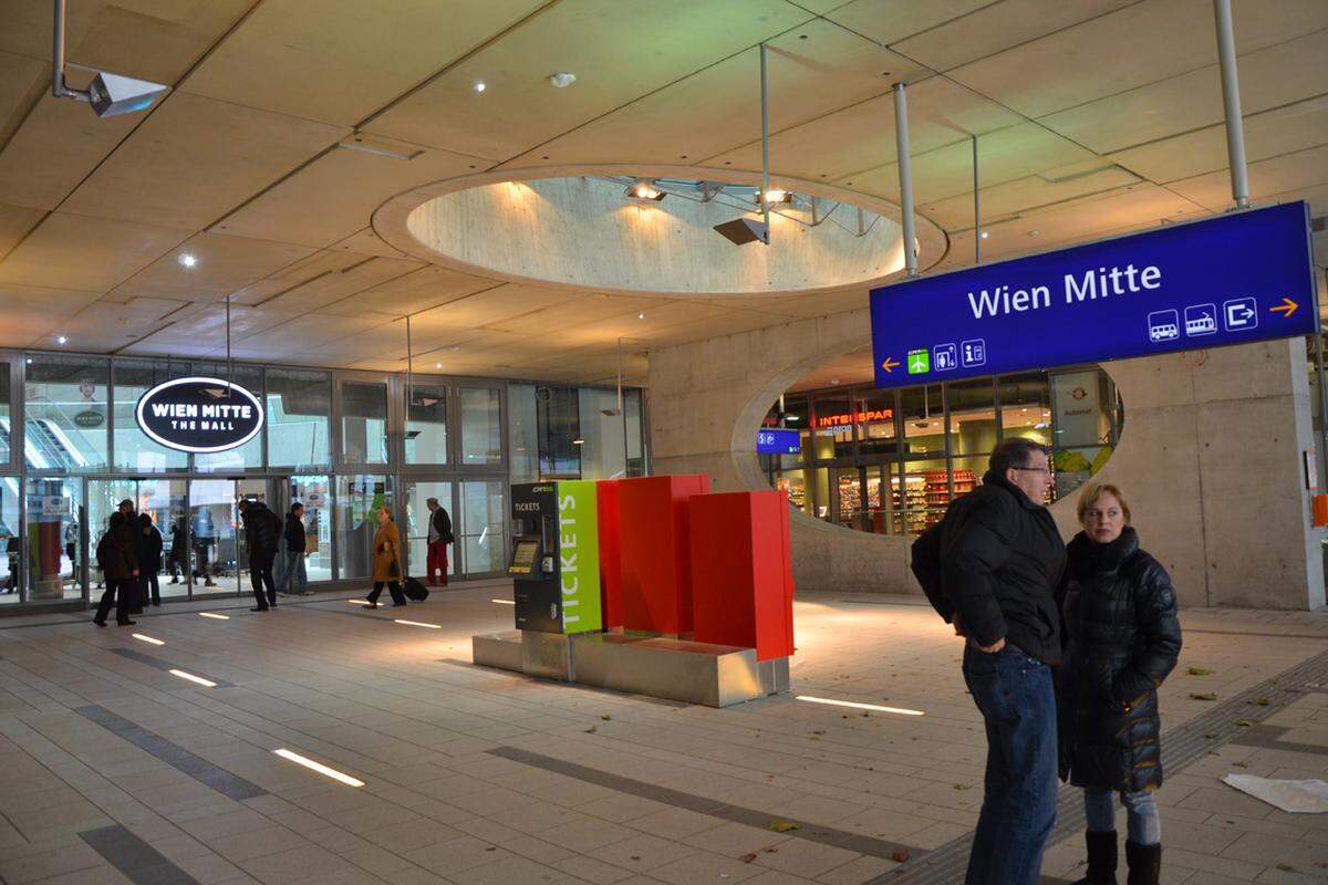 Die verwinkelten Gänge am Bahnhof Wien-Mitte sind ebenfalls Geschichte. "Es ist ein Entree für eine Großstadt, das ist Wien würdig", sagte Bürgermeister Häupl bei der Eröffnung. Schließlich steigen in Wien-Mitte viele Reisende aus, die mit der S-Bahn oder dem CAT vom Flughafen Wien-Schwechat kommen.