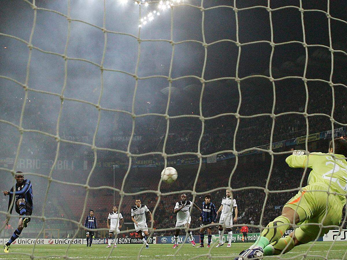 Eine Halbzeit lang sah es so aus, als würde Inter Mailand in der Österreicher-Gruppe-A mit Tottenham Hotspur kurzen Prozess machen. Nach 35. Minuten stand des 4:0, Samuel Eto'o steuerte zwei Treffer bei.