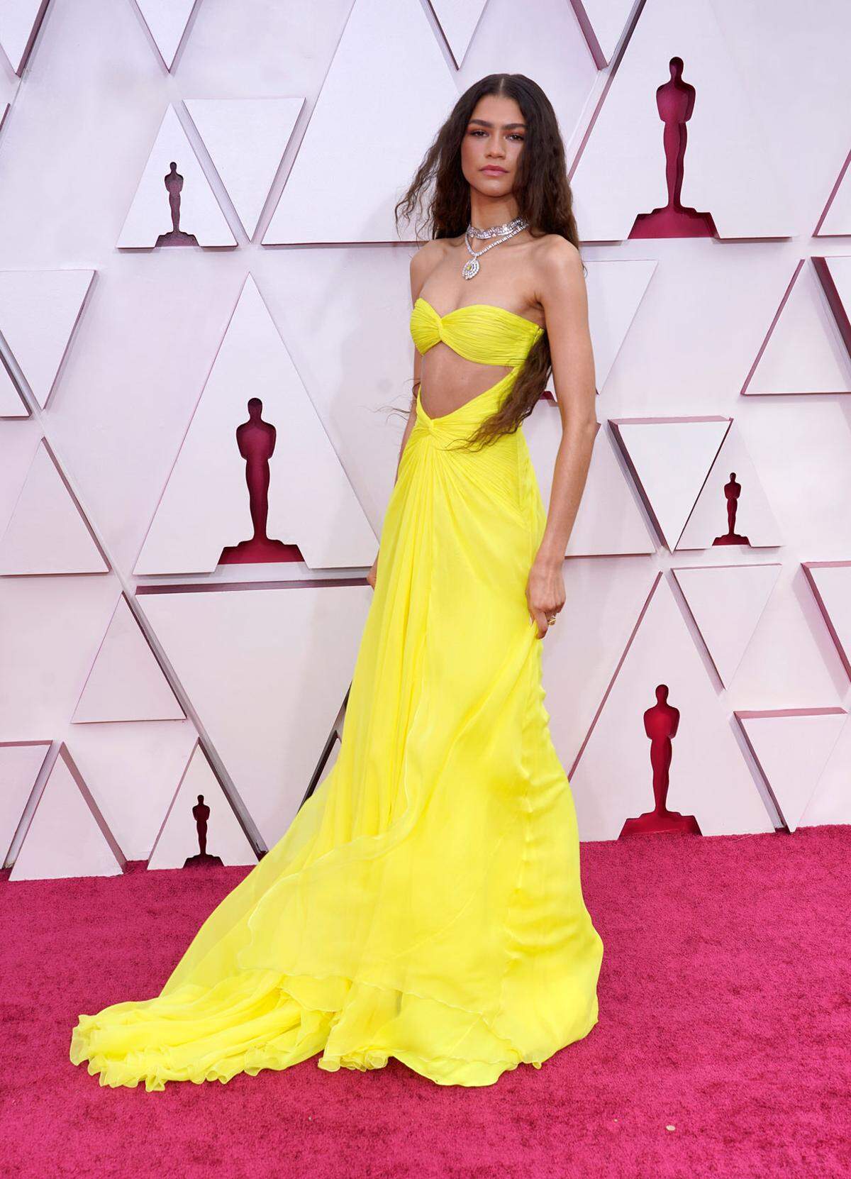 In einem bauchfreien Statementkleid von Valentino Haute Couture beleuchtete Zendaya den Roten Teppich und erinnerte an Chers besten Zeiten.