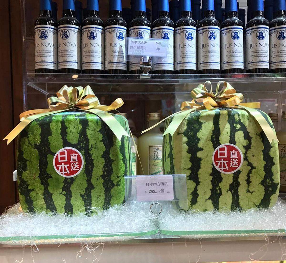 In Japan ist das Experimentieren mit Obst keine Seltenheit. Obst gilt hier als Luxusgut, in Kombination mit der ausgeprägten Geschenkkultur treibt das oft seltsame Blüten. In Anbau und Verpackung wird viel investiert. Innovationen und perfektes Obst verkaufen sich besonders gut. Ein  Beispiel: Die quadratische Wassermelone. Die Form entsteht, weil die Melonen in einem speziellen Glaskasten wachsen.