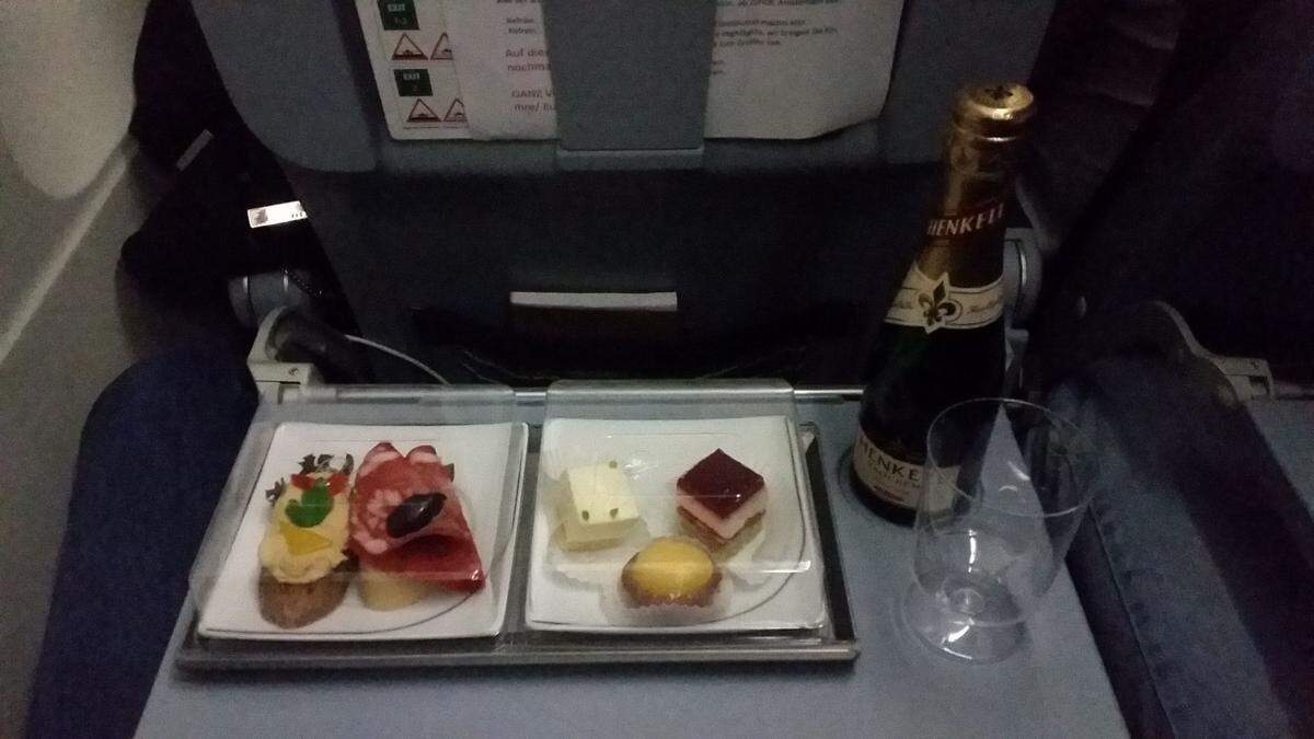 Extra für den letzten Flug hatte die Berliner Cateringfirma ein kleines Menü mit Sekt gestiftet.