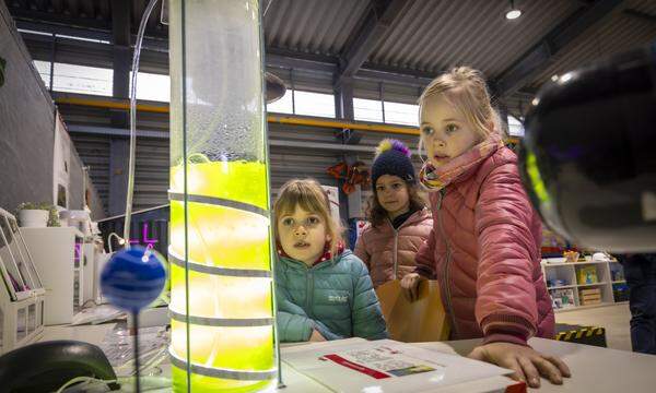 Im kürzlich eröffneten Freiluftlabor der TU Graz dürfen Kinder und Jugendliche experimentieren. 