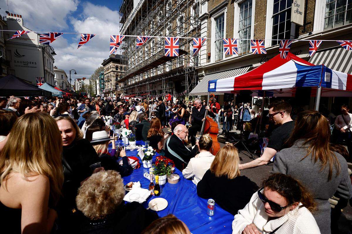 Nach der Krönung in der Westminster Abbey ging die Party in Großbritannien weiter. Bei Tausenden Straßenpartys feierten die Briten am Sonntag den frisch gekrönten König Charles III. und Ehefrau Camilla. 