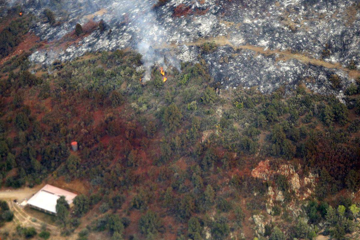 Seine Fläche vervierfachte sich bis Montag. Inzwischen seien auf der Anhöhe von Yarnell rund 3.200 Hektar Land durch das Feuer zerstört worden, teilten die Behörden mit.