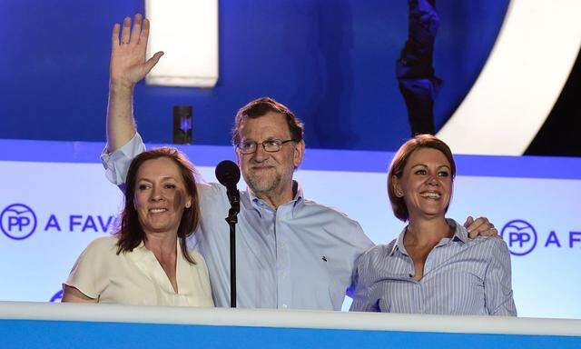 Strahlender Sieger: Rajoy mit Ehefrau Elvira Fernández Balboa (l.) und Partei-Generalsekretärin María Dolores de Cospedal. 
