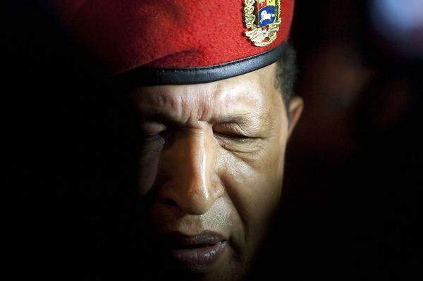 Nach 14 Jahren des "Chavismo" droht Venezuela die Orientierungslosigkeit. Denn der krebskranke Präsident Hugo Chávez ist tot. Das teilte am Dienstag sein Stellvertreter Nicolas Maduro mit. Chavez hatte an einer Krebserkrankung gelitten. (>> Zum Bericht)
