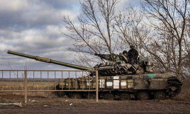 Ukrainische Soldaten sitzen auf einem T-72-Panzer in der Nähe von Bakhmut in der Ostukraine.
