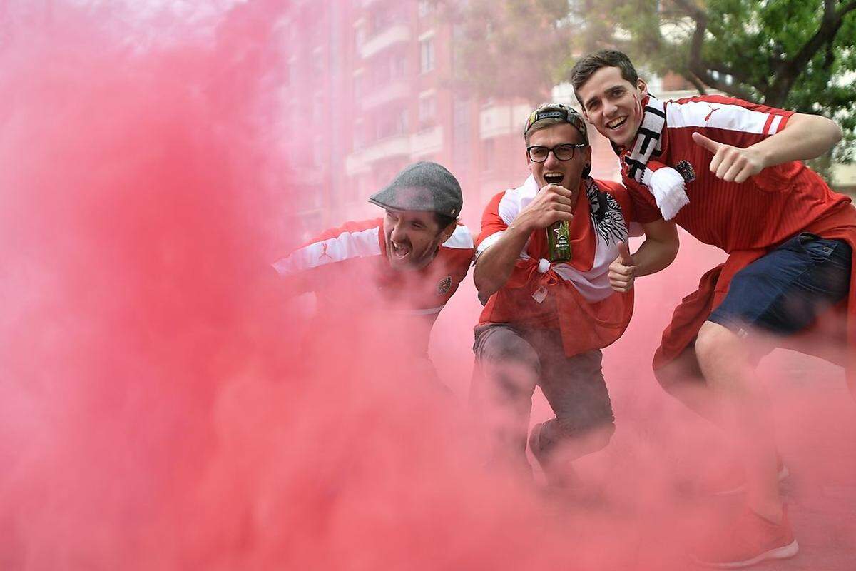 Bester Laune präsentierten sich die vielen Österreich-Fans am Samstag vor dem Match in Paris.