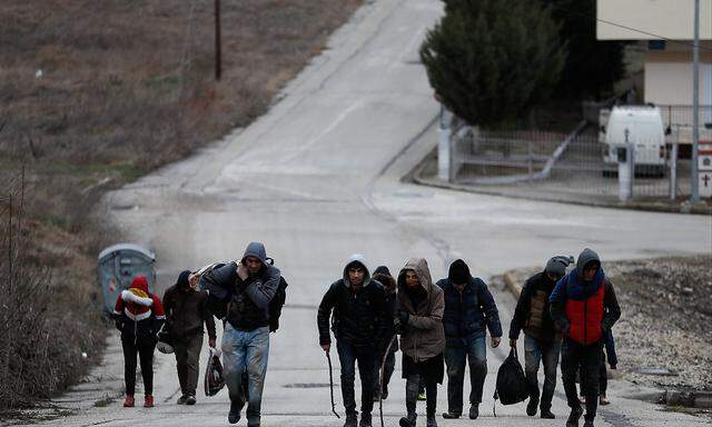 (200229) -- ORESTIADA (GREECE), Feb. 29, 2020 -- Migrants walk in the city of Orestiada, Greece, after they passed thro