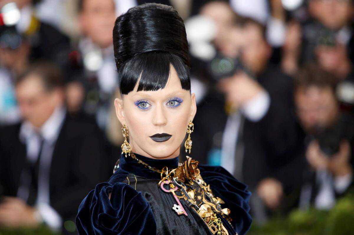 Blauer Lippenstift ist sehr vielfältig und sieht manchmal fast schwarz wie bei Katy Perry, ...