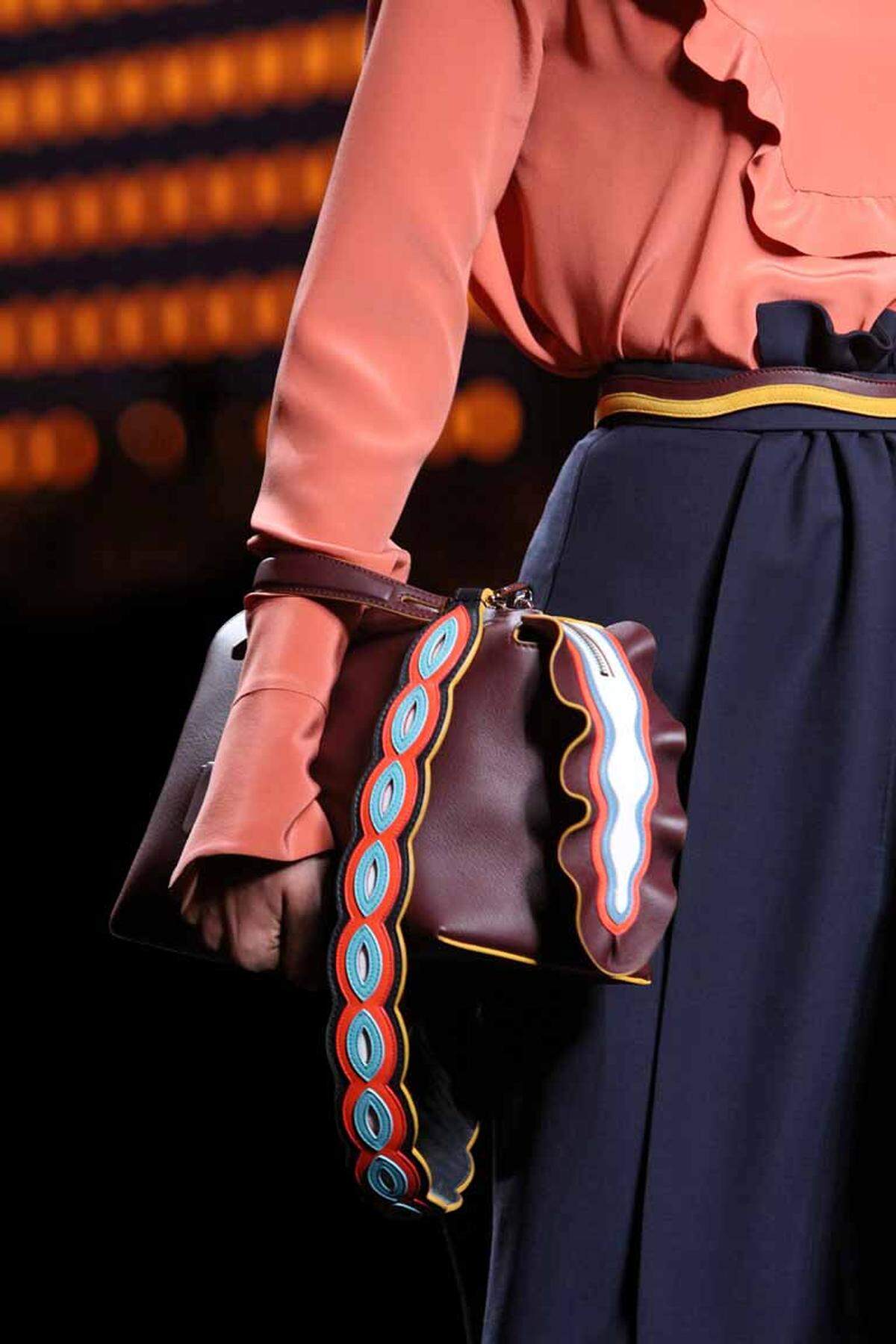 Schultertaschen mit breiten und verzierten Riemen (Look von Gucci) sehen nicht nur schön aus, sondern lassen sich auf vielfältige Weise tragen.