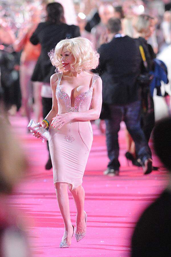 Transgender-Ikone Amanda Lepore erschien im Marilyn-Monroe-Look ...