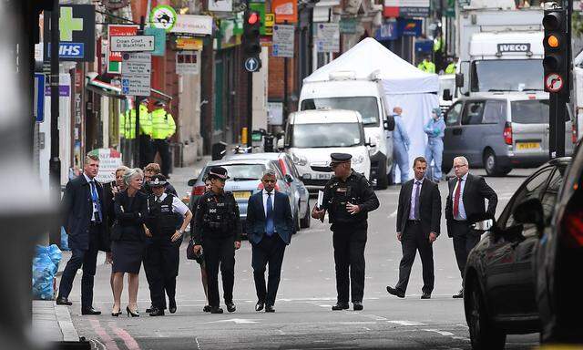 Sicherheitskräfte klären den Londoner Bürgermeister, Sadiq Khan (m.), über den Hergang des Terrorattentats auf. Die Angreifer ermordeten sieben Menschen.