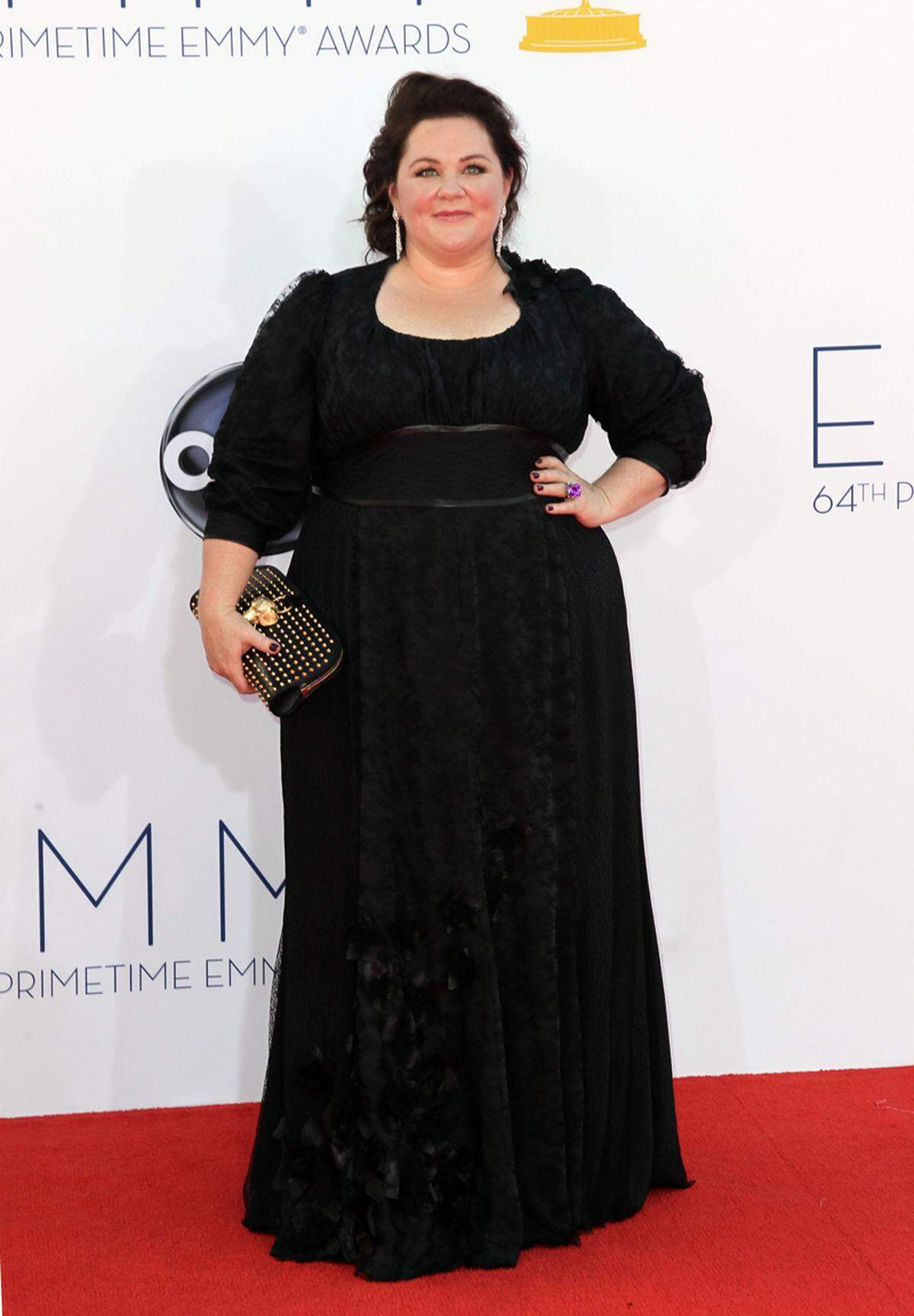 "Bridemaids"-Darstellerin Melissa McCarthy erschien in einer schwarzen Robe.