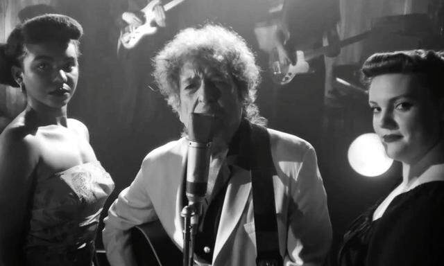 So sieht man Bob Dylan - hier mit zwei Frauen aus dem "Publikum" - in "Shadow Kingdom".