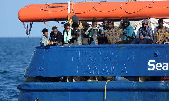 Seit zehn Tagen warten die Migranten auf der "Sea Watch 3" auf eine Möglichkeit, an Land zu gehen.