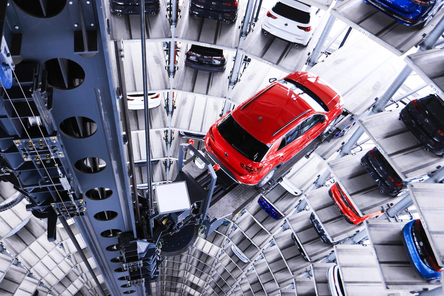 VW zamenjal vodjo nabave sredi krize s polprevodniki, zanika povezavo