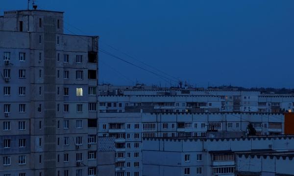 Die Lichter gehen aus: Der Charkiwer Wohnbezirk Saltiwka gehört zu den am schlimmsten zerstörten Vierteln im Stadtgebiet.