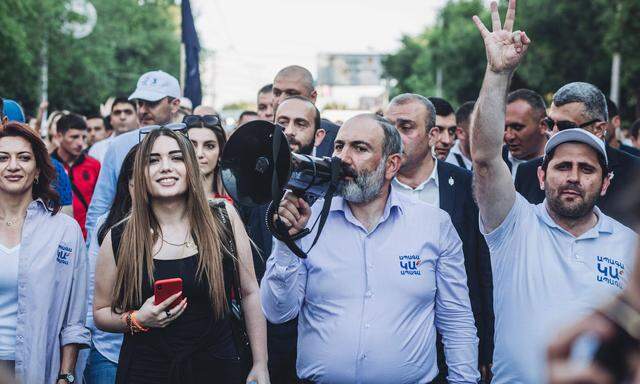 Premier Paschinjan – hier bei einer Kundgebung in Jerewan – muss um Wahlerfolg fürchten.