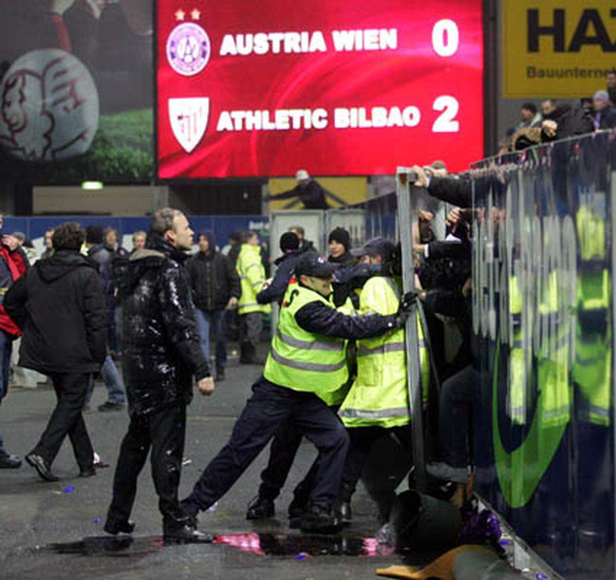 Beim Europa-League Spiel der Austria gegen Athletic Bilbao stürmen eine Handvoll Fans nach 65 Minuten das Spielfeld. Das Spiel steht eine halbe Stunde am Rande des Abbruchs. Am Ende lässt der norwegische Schiedsrichter Svein Oddvar Gnade vor Recht ergehen und pfeift die Partie noch einmal an.