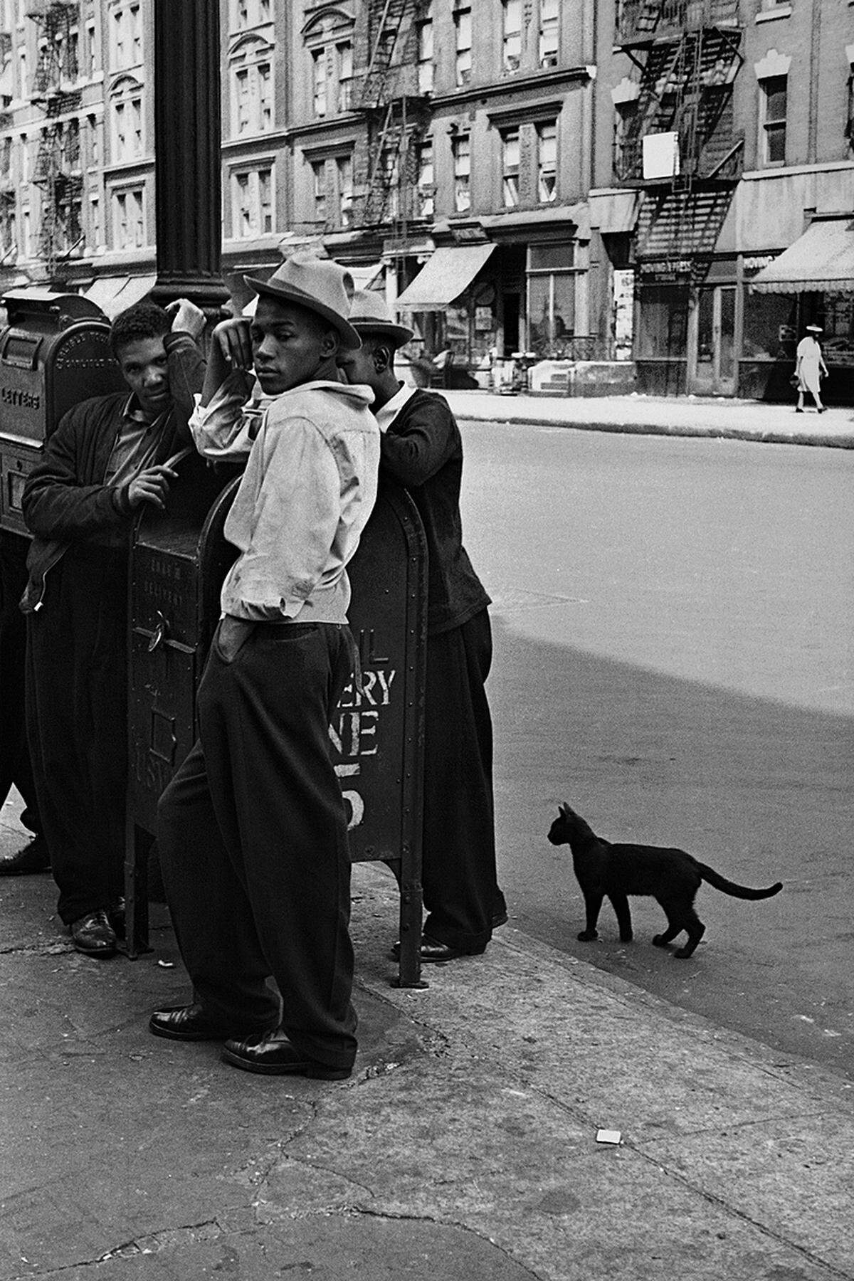 Schwarze fotografierte Levitt oft, auch sie zeigte sie nie als "Opfer". Für das Drehbuch des Films "The Quiet One" über einen schwarzen Buben wurde sie 1949 für einen Oscar nominiert. Helen Levitt: New York, 1945  