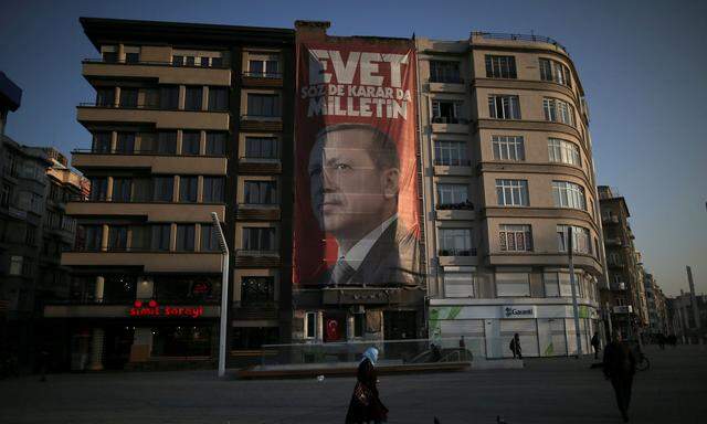 Finale im Wahlkampf. Mit gewaltigen Plakaten wirbt der türkische Staatschef Erdo˘gan in Istanbul für ein Ja zu dem von ihm geplanten Präsidialsystem. Es würde seine Machtfülle erweitern.