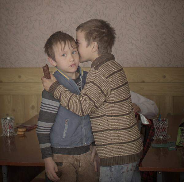 Åsa Sjöström, Sweden, Moment Agency / INSTITUTE for Socionomen / UNICEFDie Zwillingsbrüder Igor und Arthur feiern ihren Geburtstag in einem Waisenhaus in Moldawien.
