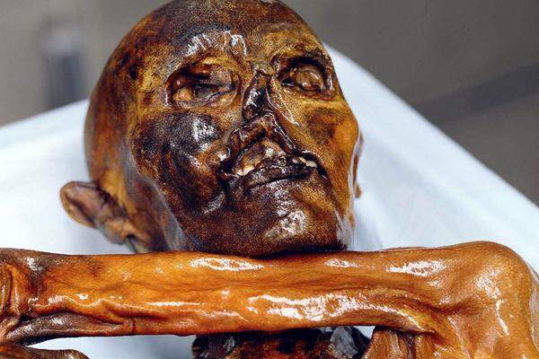 Eine der frühesten Tattoos habe man auf der Gletscher-Mumie Ötzi gefunden.