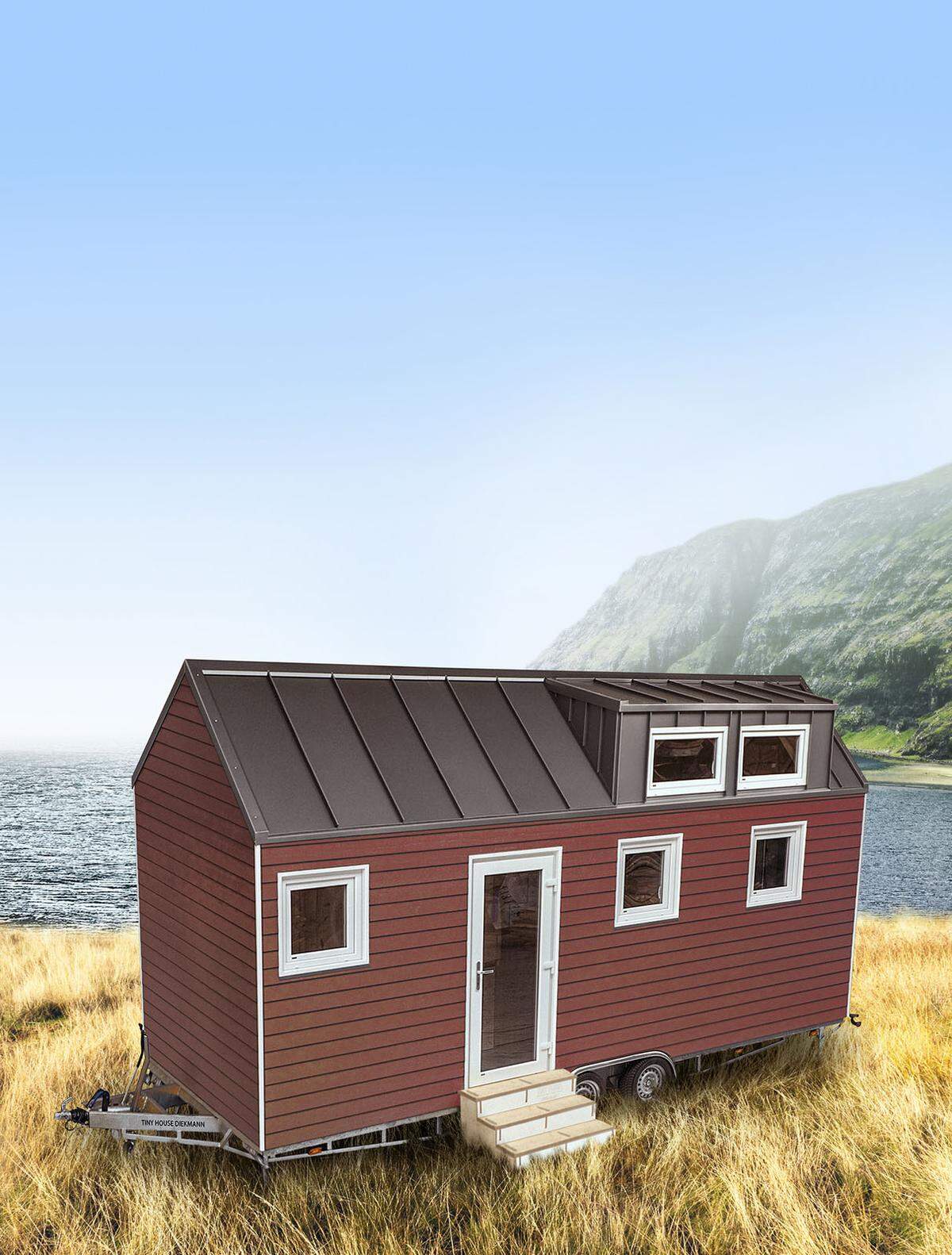 Das Tiny House Modell 3 bietet etwa 16,4 Quadratmeter Wohnfläche und einen vier Quadratmeter großen Schlafplatz unter dem Spitzdach. Vier Personen finden hier für 59.999 Euro Platz.