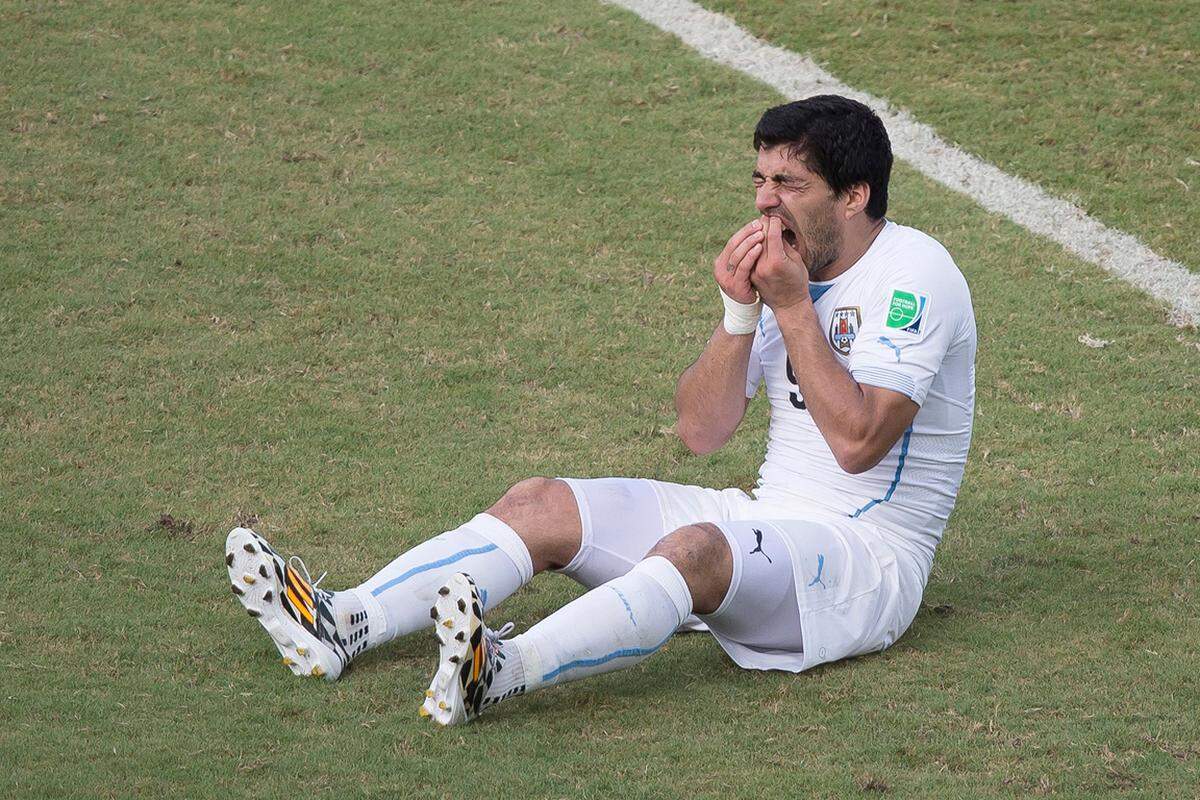 Monate wurde Uruguays Stürmerstar Luis Suarez nach seiner Bissattacke gegen den Italiener Giorgio Chiellini von der Fifa für alle Fußball-Aktivitäten gesperrt.